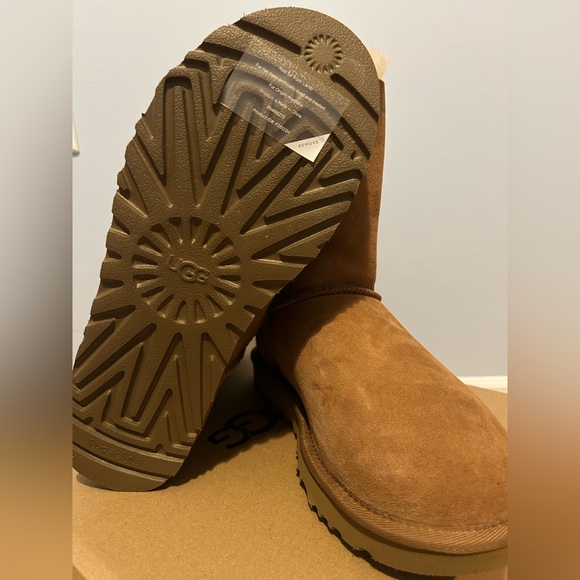 NEW NEVER WORN UGG BAILEY BUTTON II CHESTNUT - Picture 4 of 5